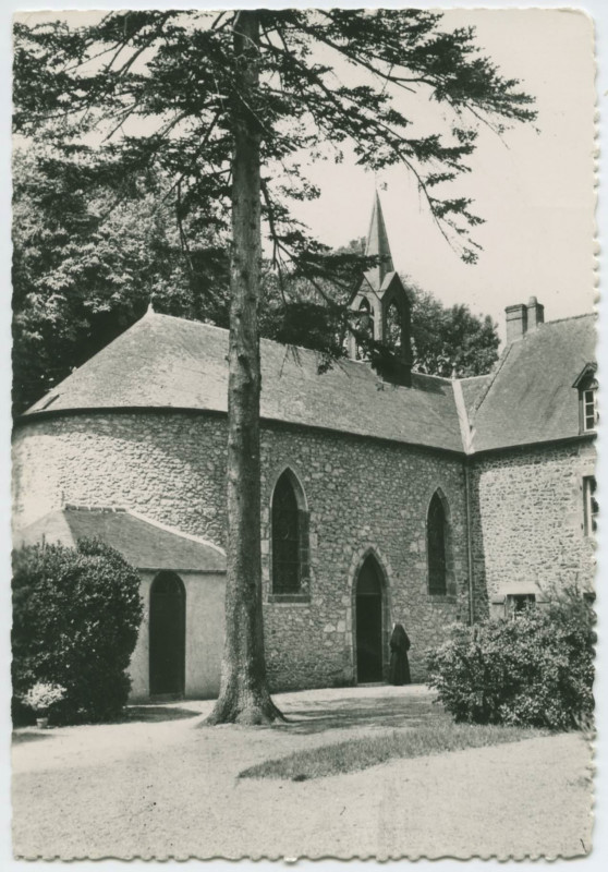 Carte postale ancienne Congrégation des Saints coeurs de Jésus et de Marie. Maison-Mère : Notre-Dame des Chênes. Paramé (I.-et-V.) Chapelle et maison primitives