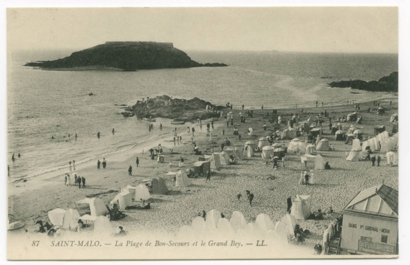 Carte postale ancienne 87  Saint-Malo - La plage de Bon Secours et le grand Bey.