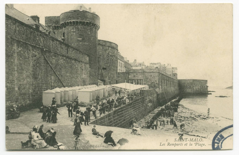 Carte postale ancienne 1  Saint-Malo - Les remparts et la plage.