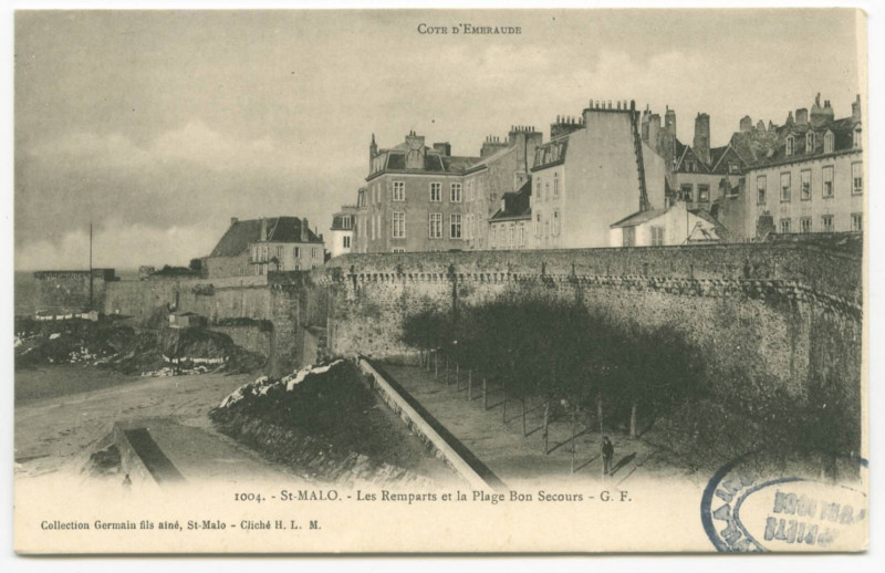 Carte postale ancienne 1004  Saint-Malo - Les remparts et la plage Bon Secours.