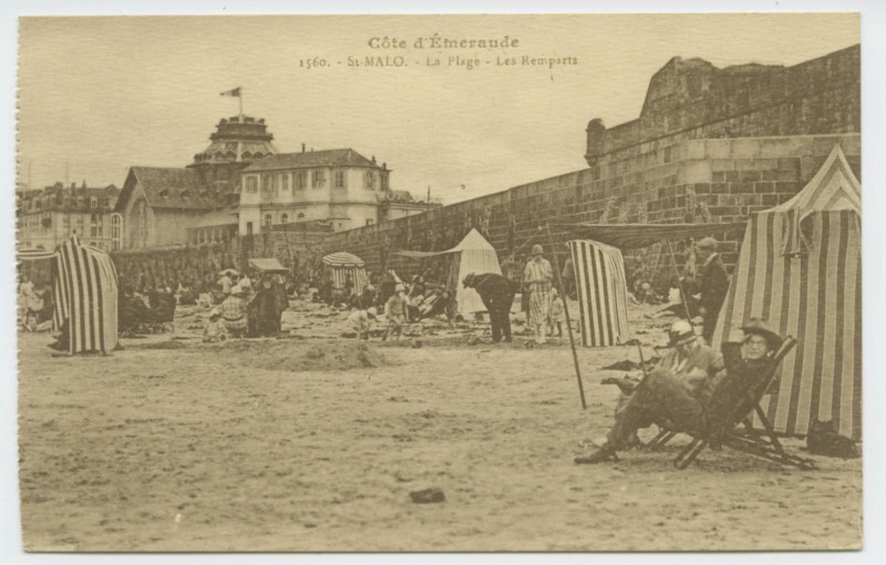 Carte postale ancienne 1560  Saint-Malo - La plage - Les remparts.