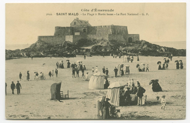 Carte postale ancienne 3699  Saint-Malo - La plage à marée basse - Le fort national.
