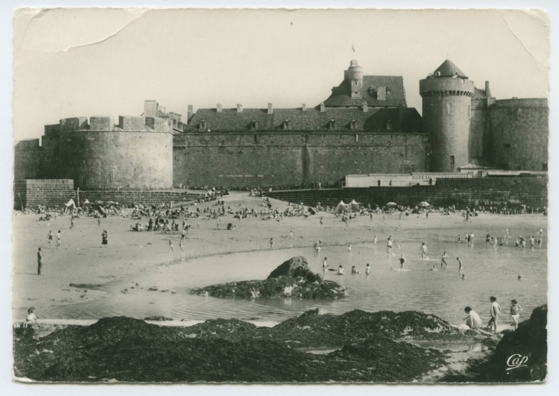 Carte postale ancienne 1019  Saint-Malo Cité corsaire - La plage de l'Eventail.