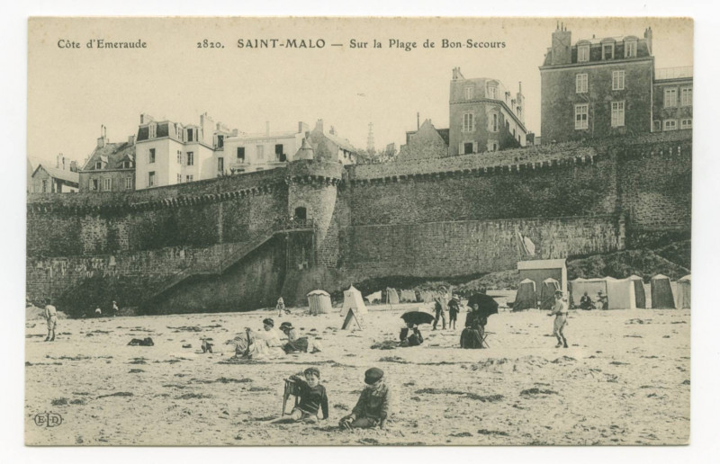 Carte postale ancienne 2820  Saint-Malo - Sur la plage de Bon Secours.