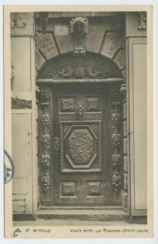 Carte postale ancienne 38 Saint-Malo - Vieille porte, Rue Broussais (XVIIIe siècle).