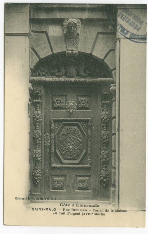 Carte postale ancienne Saint-Malo - Rue Broussais - Portail de la maison au toit d'argent (XVIIIe siècle).