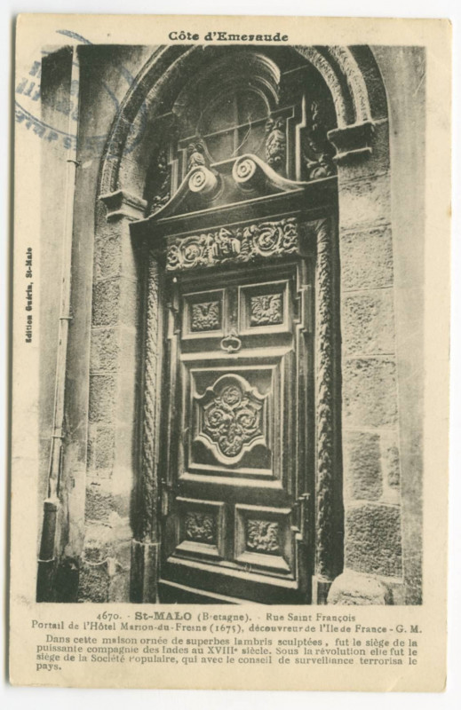 Carte postale ancienne 4670  Saint-Malo (Bretagne) - Rue Saint-François - Portail de l'hôtel Marion-du-Fresne (1675), découvreur de l' île de France.