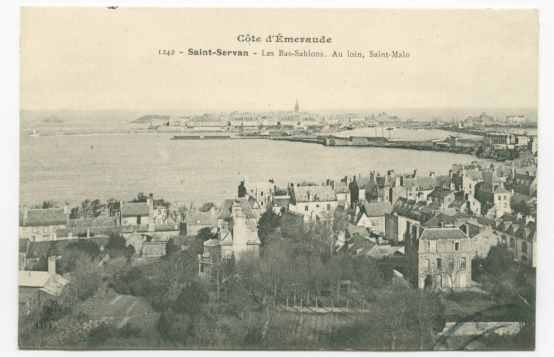 Carte postale ancienne 1242-  Saint-Servan -Les Bas-Sablons. Au loin, Saint-Malo