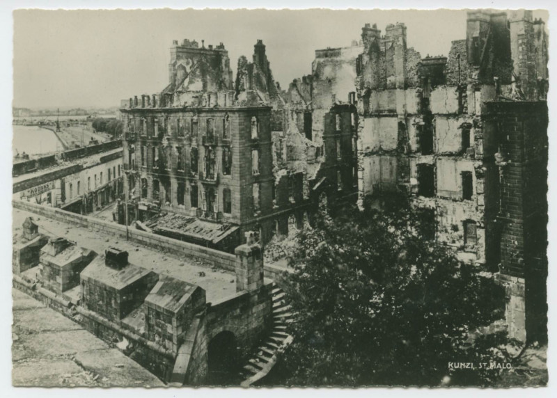 Carte postale ancienne 1  Saint-Malo - Place Chateaubriand