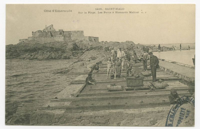 Carte postale ancienne 1416. Saint-Malo - Sur la plage. Les parcs à homards Malicet - G.F.