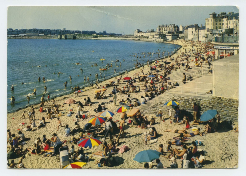 Carte postale ancienne 353-534 Saint-Servan (I.-et-V.) la plage et vue sur les remparts de Saint-malo
