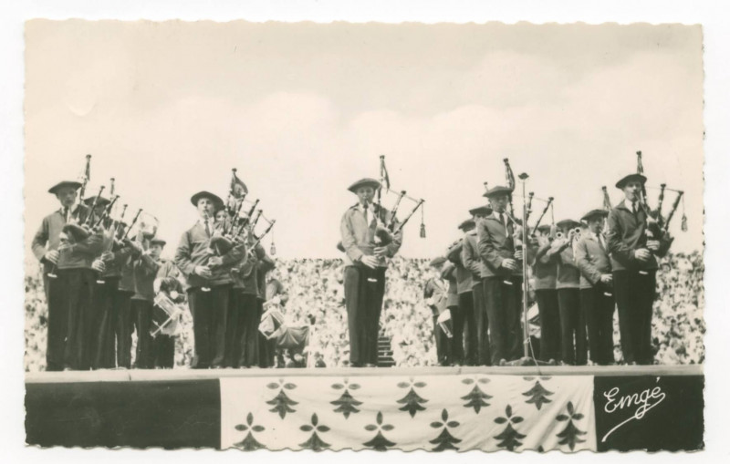 Carte postale ancienne 5000 Bretagne - Grandes fêtes de Cornouaille Bagad Quic-en-Groigne de  Saint-Malo (ensemble de binious - bombardes - batteries) 1° prix des fêtes d