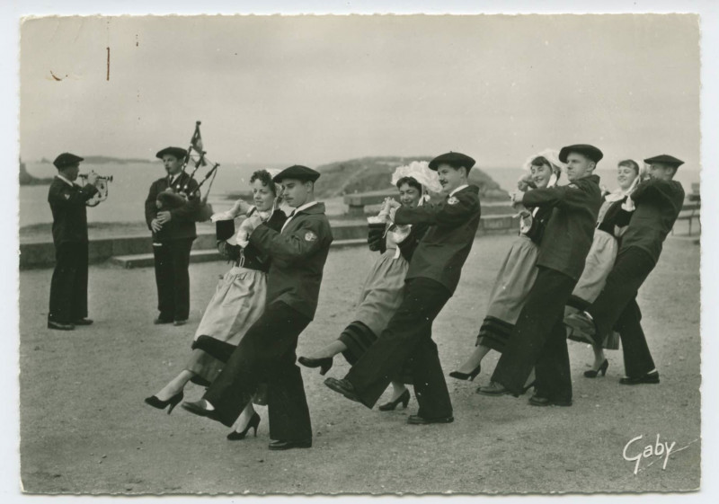 Carte postale ancienne 194 La Bretagne  Saint-Malo  - Groupe folklorique Quic-en-Groigne Danseur de Guibra sur les remparts