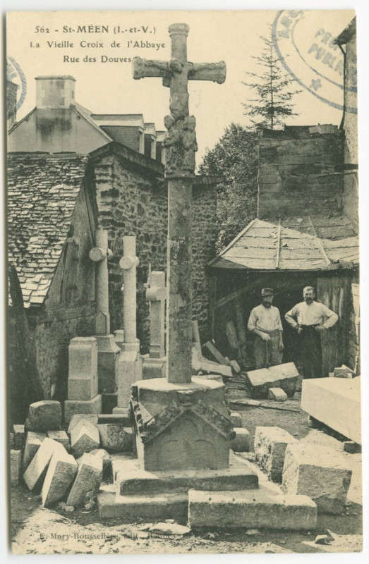 Carte postale ancienne 562 - St-Meen (I.-et-V.). La Vieille Croix de l'Abbaye. Rue des Douves.