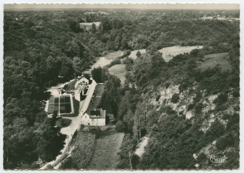 Carte postale ancienne St-Ouen-des-Alleux (I.-et-V.) 152-74 A - L'Usine d'adduction d'eaux et vue sur la Vallée du Couesnon.