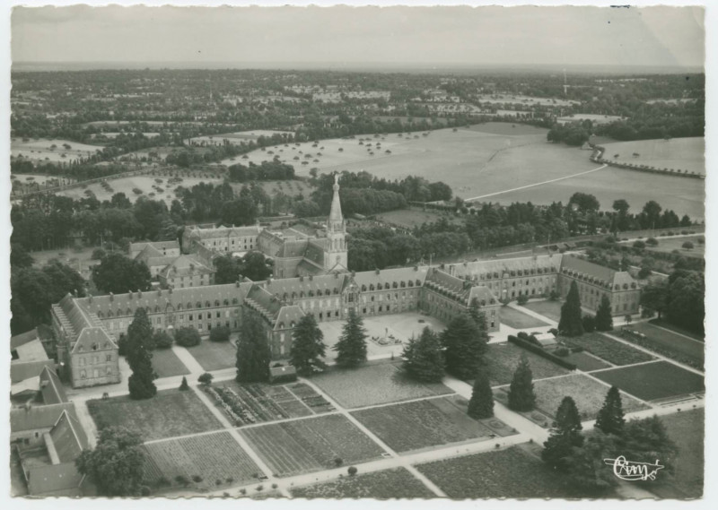 Carte postale ancienne St-Pern (I.-et-V.) - Vue aérienne du Noviciat des Petites Soeurs des Pauvres. 21246 - La Tour St-Joseph