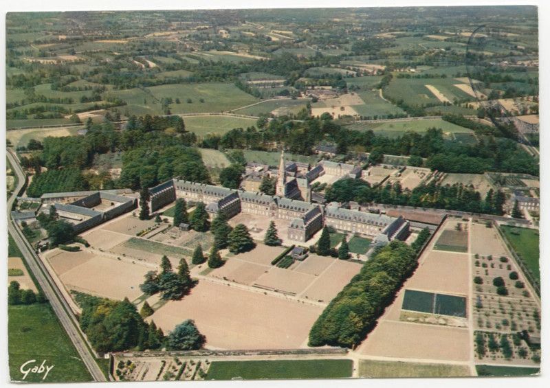Carte postale ancienne 1 - Saint-Pern (Ille-et-Vilaine) - Vue aérienne du Noviciat des Petites Soeurs des Pauvres. La Tour St-Joseph