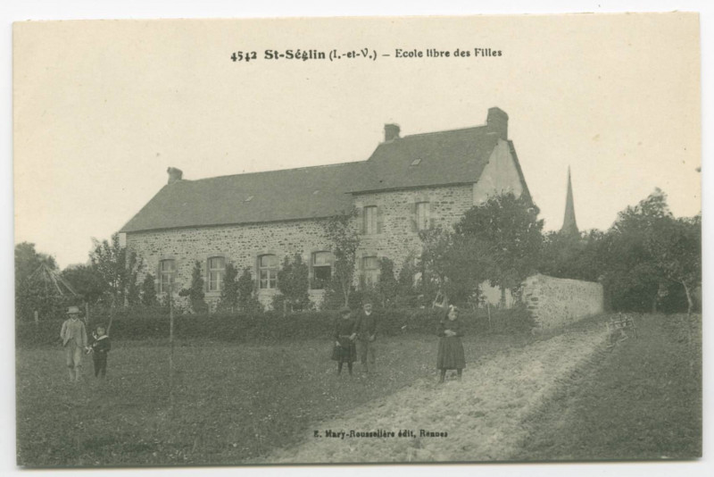 Carte postale ancienne 4542. St-Séglin (I.-et-V.) - Ecole libre des Filles