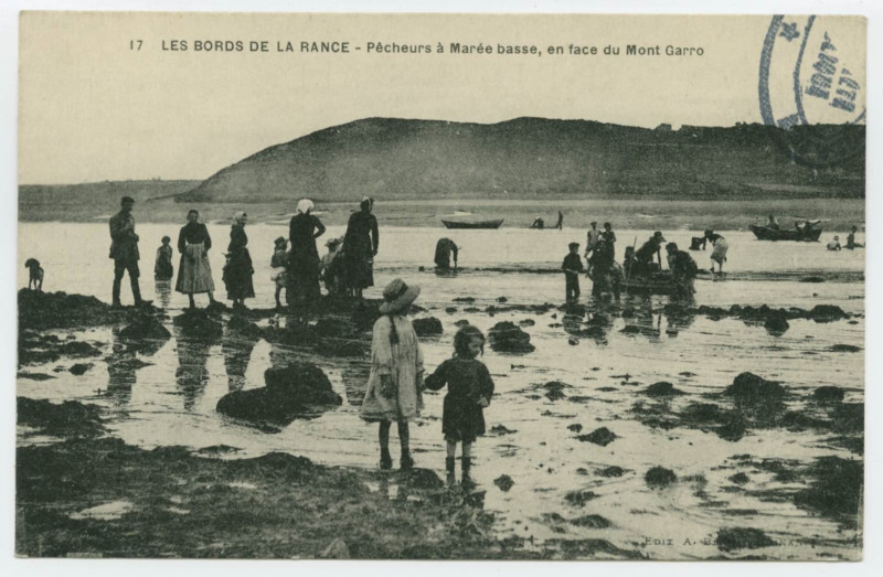 Carte postale ancienne 17. Les Bords de la Rance - Pêcheurs à Marée basse, en face du Mont Garro.
