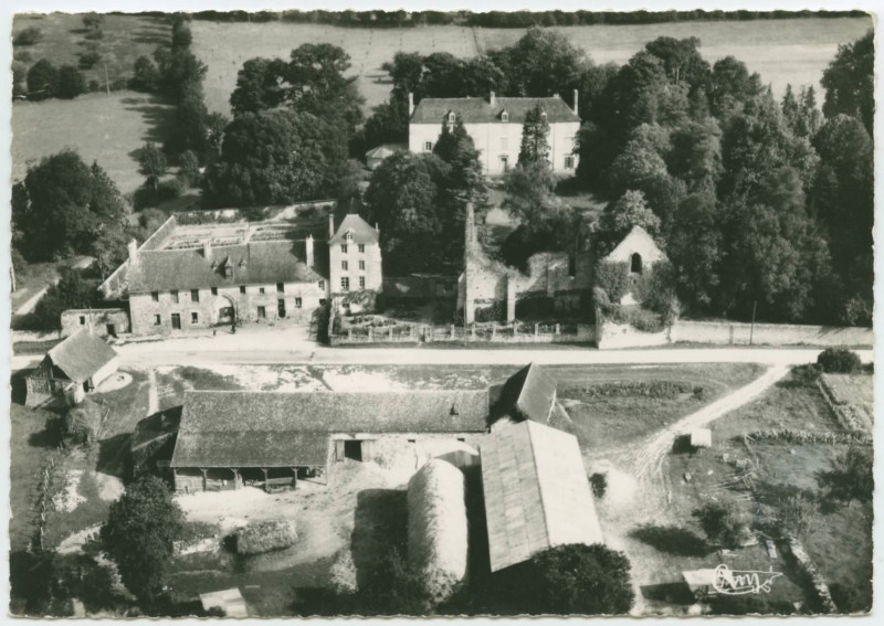 Carte postale ancienne Saint-Sulpice-la-Foret (I.-et-V.) - 59-40 A - Vue aérienne du Château et l'Abbaye.