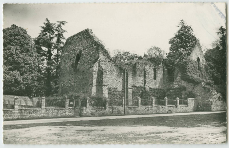 Carte postale ancienne Saint-Sulpice-la-Foret (I.-et-V.) - 15 - Entrée des Ruines de l'Abbaye fondée en 1106