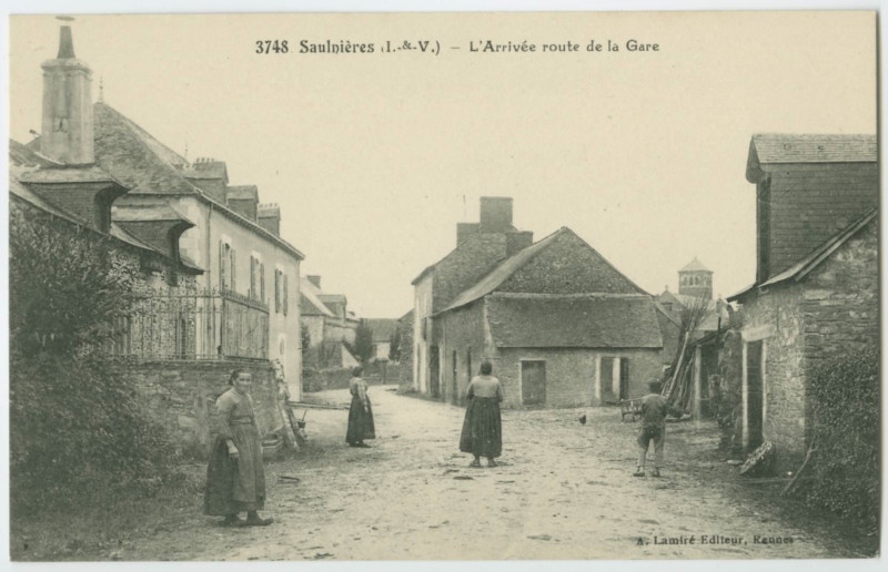 Carte postale ancienne 3748. - Saulnieres (I.-&-V.) -L'Arrivée Route de la Gare