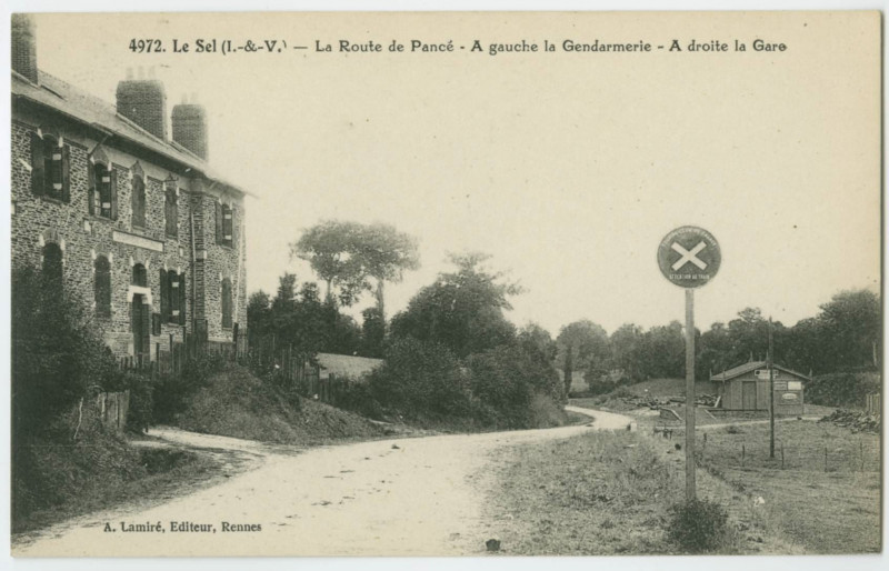 Carte postale ancienne 4972. Le Sel-de-Bretagne (I.-et-V.) - La Route de Pancé. A gauche la Gendarmerie - A droite la Gare.