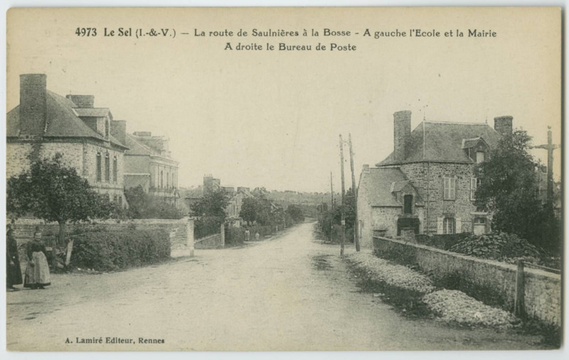 Carte postale ancienne 4973. Le Sel-de-Bretagne (I.-et-V.) - La Route de Saulnières à la Bose - A gauche l'Ecole et la Mairie - A droite le Bureau de Poste