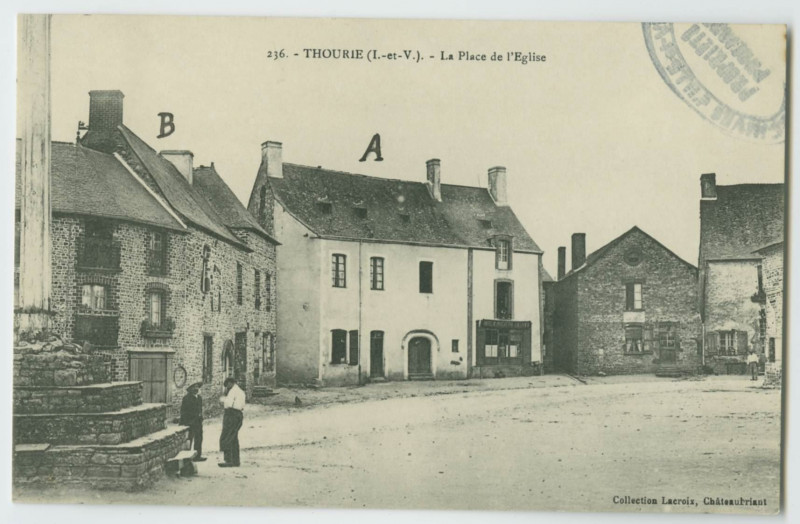 Carte postale ancienne 236. Thourie (I.-et-V.) - La Place de l'Eglise