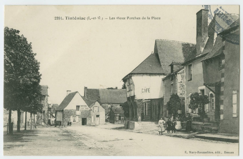 Carte postale ancienne 2391. Tinténiac (I.-et-V.) - Les vieux Porches de la Place.