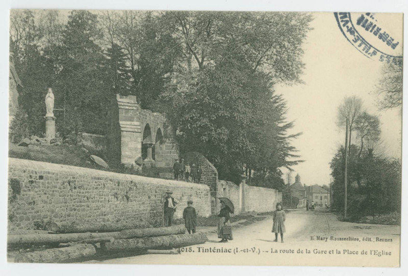 Carte postale ancienne 4018. Tinténiac (I.-et-V.) - La route de la Gare et la Place de l'Eglise
