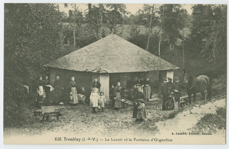 Carte postale ancienne 630. Tremblay (I.-&-V.) - Le Lavoir et la Fontaine d'Organtine