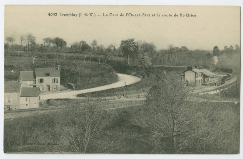 Carte postale ancienne 4092.Tremblay (I-&-V) - La Gare de l'Ouest-Etat et la route de St-Brice