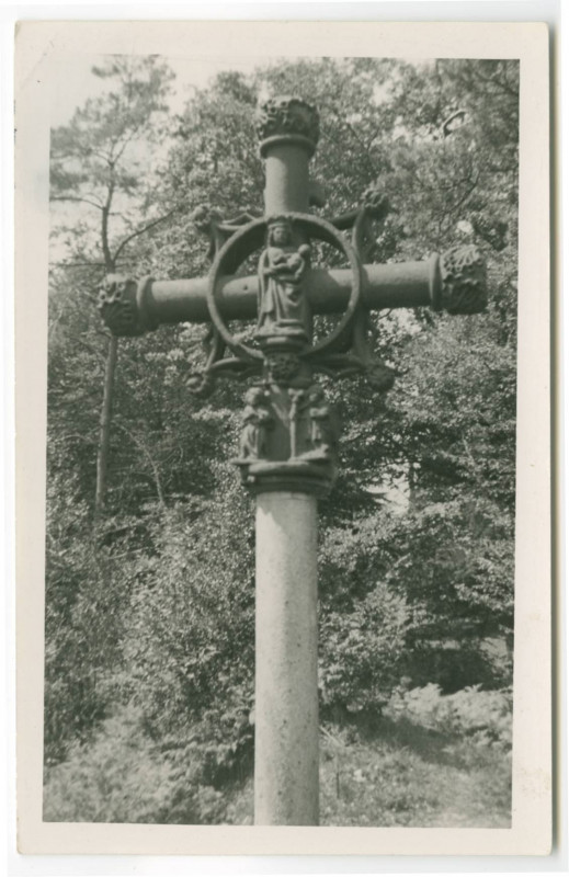 Carte postale ancienne [Vue partielle d'une croix monolithique du XV° siècle]