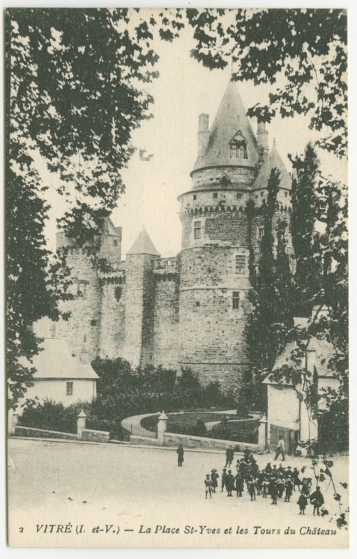 Carte postale ancienne 2.  Vitré (I.-et-V.) - La place StYves et Les tours du château.