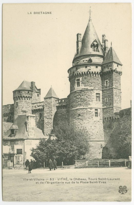 Carte postale ancienne Ille-et-Vilaine - 52.  Vitré, le château, tour St Laurent et de l'argenterie vus de la place StYves.