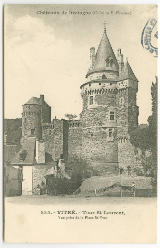 Carte postale ancienne 835.Vitré.-  Tour St Laurent, vue prise de la place St Yves..
