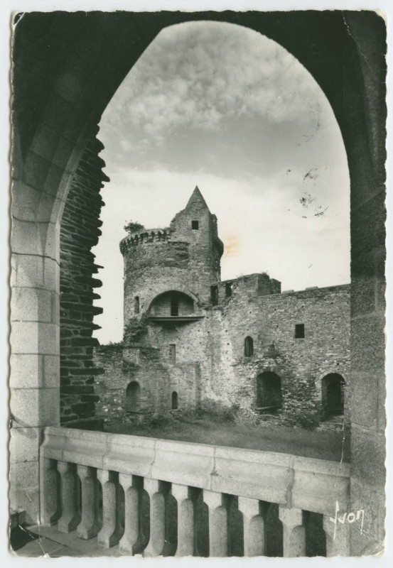 Carte postale ancienne Vitré (I.et-V.) - Le Château, tour de la Magdeleine (1420) que fit construire Madame L'Aisnée, veuve de Dugesclin.