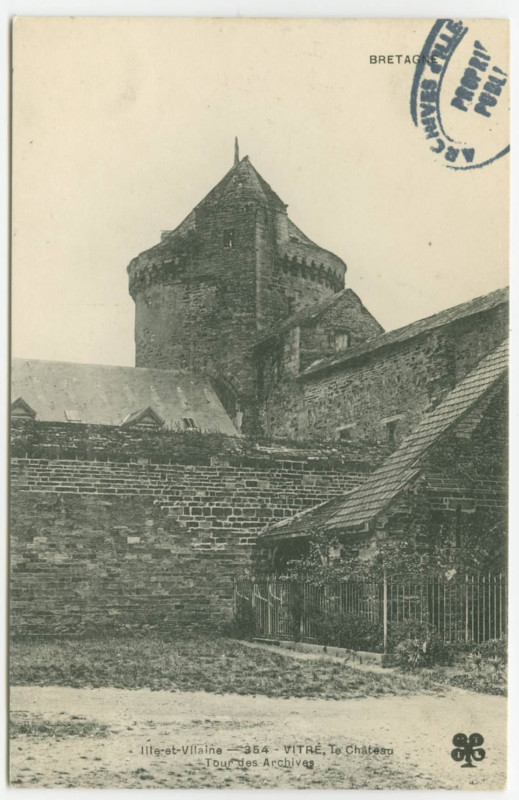 Carte postale ancienne Ille-et-Vilaine - 354 Vitré,  le Château, la tour des Archives.