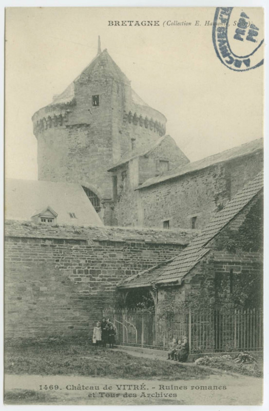 Carte postale ancienne 1469 - Château de Vitré.- Ruines romanes et tour des Archives.