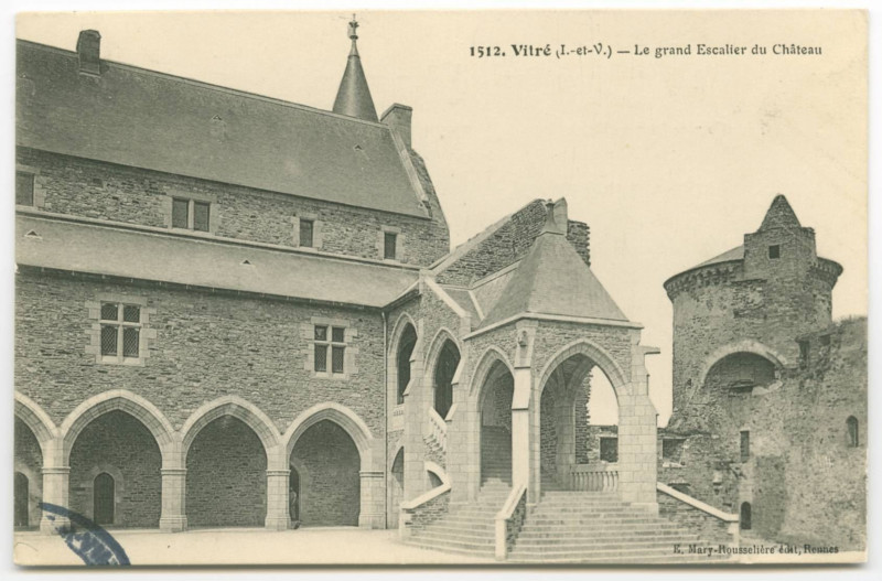 Carte postale ancienne 1512. Vitré(I.etV.) - Le grand escalier du château.