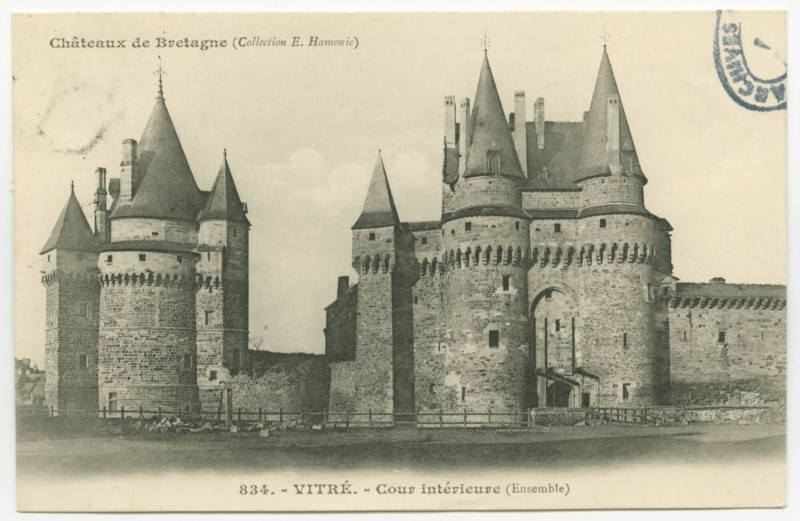 Carte postale ancienne 834.  Vitré. - Cour intérieure (ensemble)