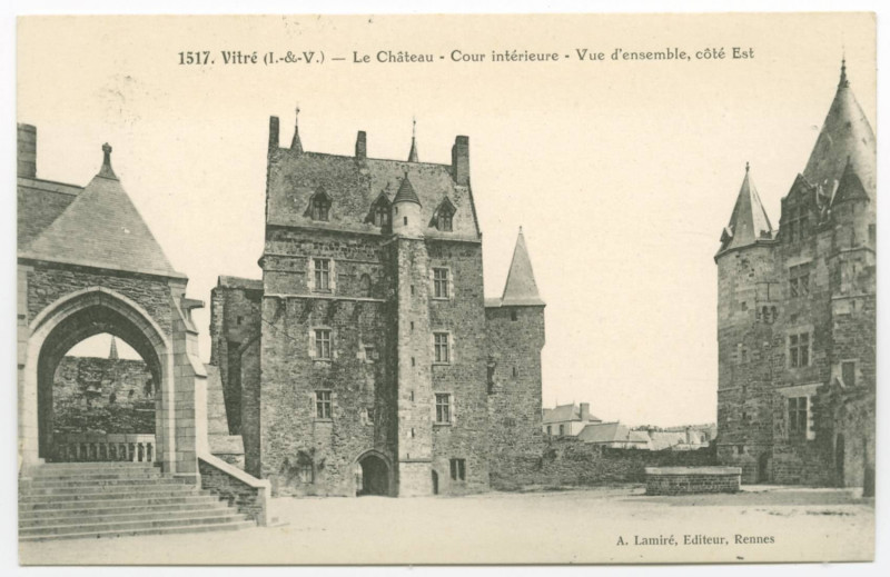 Carte postale ancienne 1517.  Vitré (I.etV.). - Le château - cour intérieure vue d'ensemble, côté Est