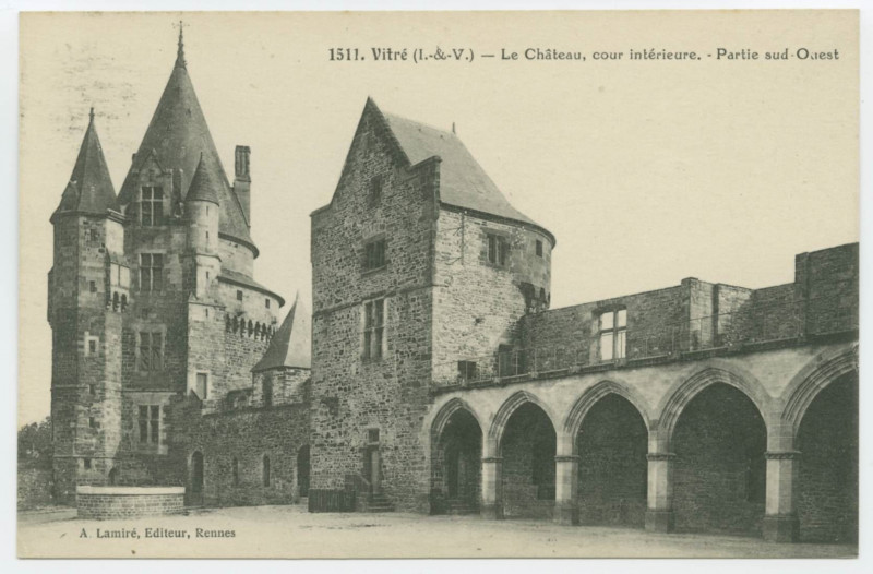 Carte postale ancienne 1511.  Vitré (I.etV.). - Le château - cour intérieure.- partie sud-ouest.
