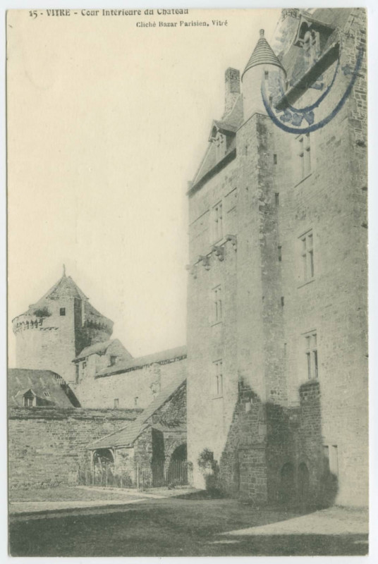 Carte postale ancienne 2007.  Vitré - Le château - Cour intérieure.