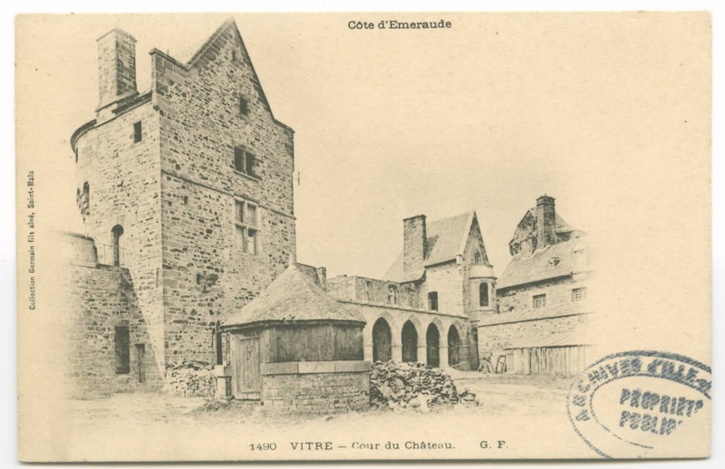 Carte postale ancienne 1490.  Vitré - Cour du château  G.F.