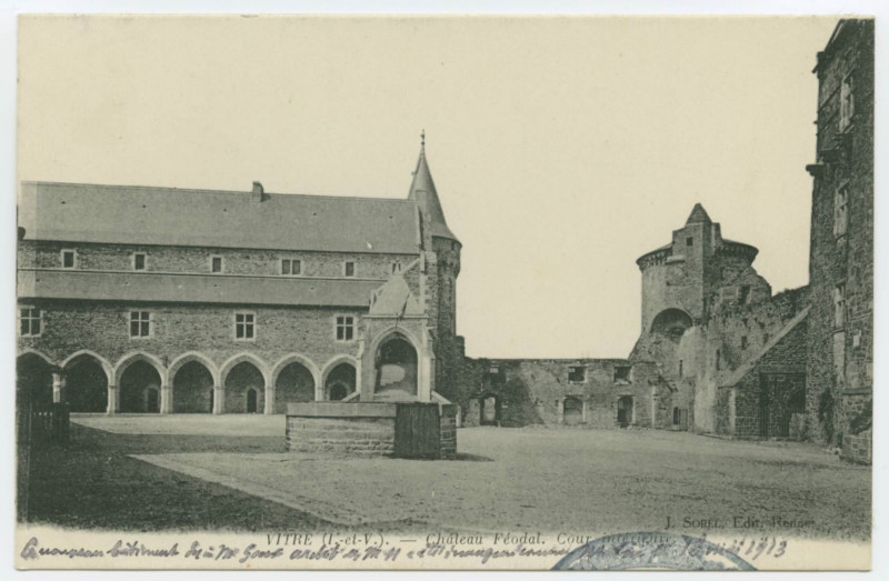 Carte postale ancienne Vitré -  Château féodal. Cour intérieure