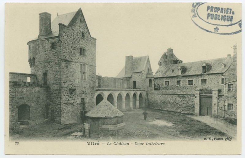 Carte postale ancienne 28 Vitré -  le château  - Cour intérieure.