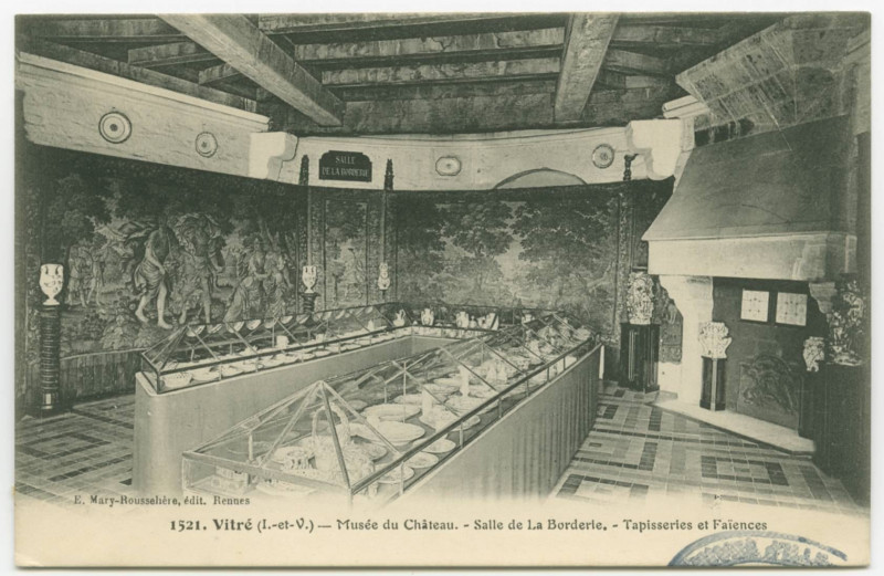 Carte postale ancienne 1521. Vitré (I.-et-V.)  - Musée du château - Salle de la Borderie.- Tapisseries et faïences.