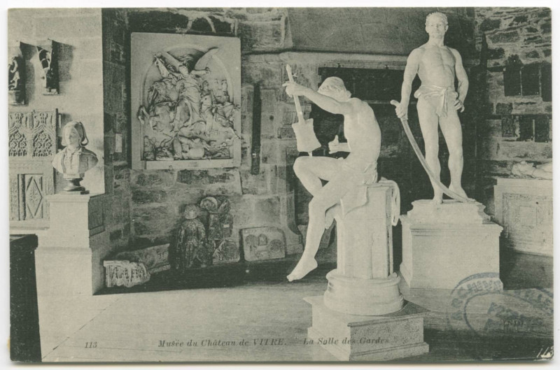 Carte postale ancienne 113.  Musée du château de Vitré -  La salle des gardes